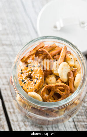 Gemischte salzigen Snack Crackers und Brezel in der jar. Stockfoto