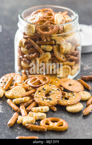Gemischte salzigen Snack Crackers und Brezel in der jar. Stockfoto