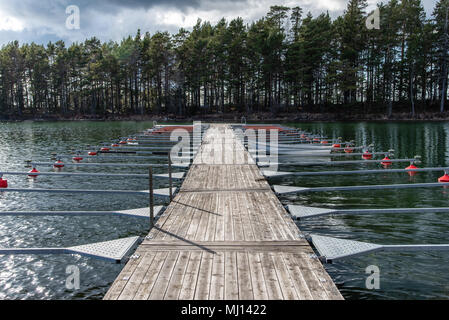 Leere Bootsanleger in einem schwedischen See Stockfoto