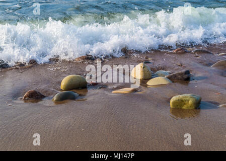 Boda Küste Östliche Naturschutzgebiet auf Oland, Schweden. Natürlich poliert nassen Felsen an einem Sandstrand. Stockfoto