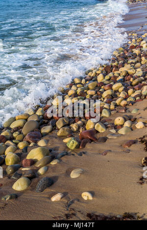 Boda Küste Östliche Naturschutzgebiet auf Oland, Schweden. Natürlich poliert nasse Geröll am Sandstrand. Stockfoto