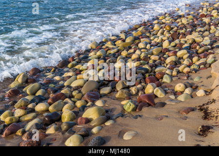 Boda Küste Östliche Naturschutzgebiet auf Oland, Schweden. Natürlich poliert nasse Geröll am Sandstrand. Stockfoto