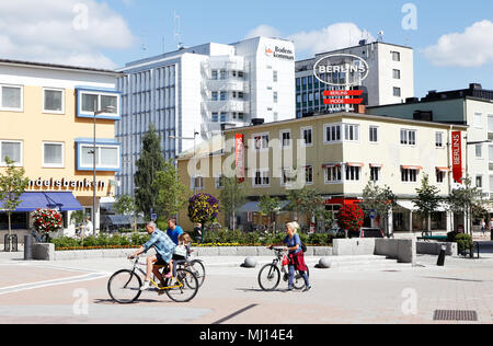 Boden, Schweden - 13. Juli 2015: Downtown Boden mit Radfahrer und den Boden Rathaus im Hintergrund. Stockfoto