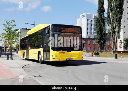 Boden, Schweden - 13. Juli 2015: Ein gelber M.A.N city Bus an Kungsgatan Straße in der Innenstadt von Boden. Stockfoto