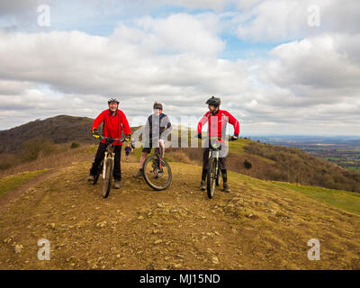 Männer männliche off road Mountain bike Reiter tragen Velohelme ruhen Sie sich beim Reiten den Grat entlang der Malvern Hills in Worcestershire England Großbritannien Stockfoto