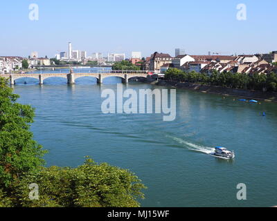 Malerische Stadtbild Landschaften von Swiss European Basel Stadt und der Mittleren Brücke über den Rhein mit dem Motorboot in der Schweiz mit klaren blauen Himmel im Jahr 2017 Stockfoto