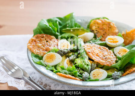Spargelsalat mit Wachteln Eier, Avocado und Käse, Chips, gesunde detox Mittagessen Stockfoto