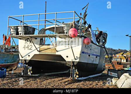 Der Trawler "Lucky Lucy' am Strand von Hastings, East Sussex, England. Stockfoto