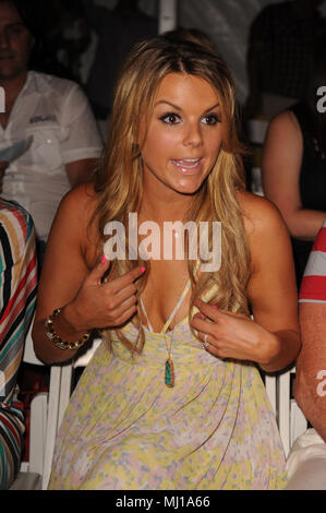 MIAMI BEACH, FL - Juli 18: Ali Fedotowsky (Die Bachelorette) an der Luxe von Lisa Vogel zeigen während der Mercedes-Benz Fashion Week Swim am Raleigh Hotel. Bachelorette nicht mehr, Ali Fedotowsky, erholt von Chirurgie. Die Braut benötigt, Chirurgie, um ihr zu helfen, gebrochener Femur Reparatur zu haben. Nach konkurrierenden für Jake Pavelka (KITSCHIGE) Liebe auf dem Bachelor- Saison 14, Fan Favorite Ali Fedotowsky kehrte nach ABC als Staffel 6 Die Bachelorette. Sie ist jetzt, State Farm Insurance Agent Roberto Martinez, ihr Bachelorette endgültige abholen. Das Paar lebt in San Diego, wo Ali arbeitet als News corre Stockfoto