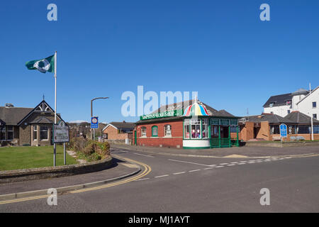 Das Caledonia Golf Club Klubhaus und Simpsons Golf Shop an der T-Kreuzung nach links Parade in Carnoustie, Angus, Schottland. Stockfoto