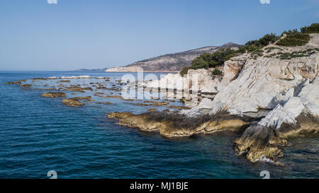 Ägäische Küste und Marmor Steine in Aliki, Insel Thassos, Griechenland Stockfoto