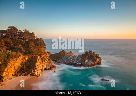 McWay Cove und fällt in der Julia Pfeiffer Burns State Park, Monterey County, Kalifornien. Stockfoto