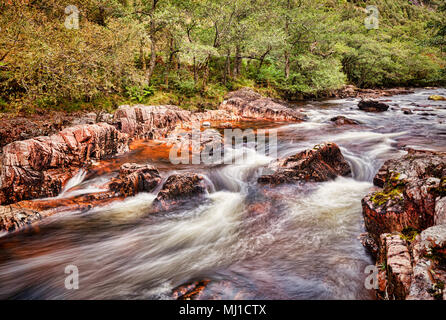 Das Wasser von Nevis oberhalb der unteren fällt, im Glen Nevis, Highlands, Schottland. Stockfoto