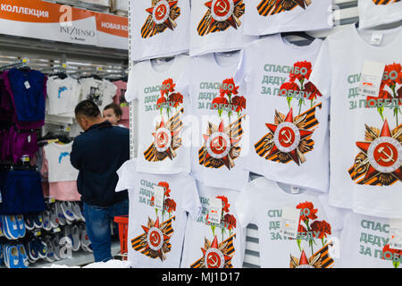 Moskau, Russland - 27. APRIL 2018: T-Shirts im Supermarkt Auchan mit Symbolen der Feier des Sieges der UDSSR in der Gr gewidmet Stockfoto