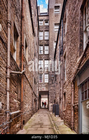 31. März 2016: Edinburgh, Schottland - John Knox, eine typische "Schließen" oder Gasse von der Royal Mile entfernt, in der Altstadt von Edinburgh, Schottland. Stockfoto