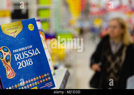 Moskau, Russland - 27. April 2018: Offizielle Album für Aufkleber auf die Wm auf dem Schelf der Auchan Supermarkt gewidmet mit den Symbolen des Stockfoto