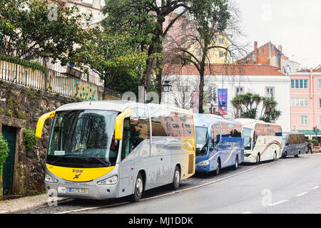 Vom 4. März 2018: Sintra, Portugal - Reisebusse, neben der Straße in Sintra, Portugal gesäumt. Stockfoto