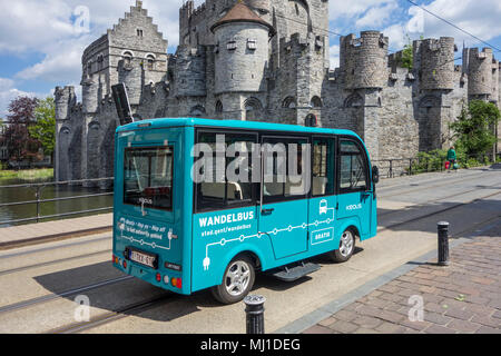 Keolis walking Bus/Wandelbus, elektrische People Mover reiten in der Fußgängerzone in der historischen Altstadt von Gent, Flandern, Belgien Stockfoto