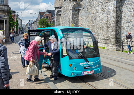 Ältere Touristen von Keolis walking Bus/Wandelbus, elektrische People Mover reiten in der historischen Altstadt von Gent, Flandern, Belgien Stockfoto