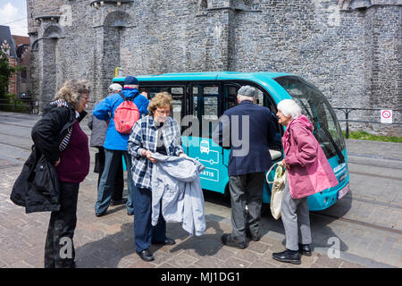 Ältere Touristen eingabe Keolis walking Bus/Wandelbus, elektrische People Mover reiten in der historischen Altstadt von Gent, Flandern, Belgien Stockfoto