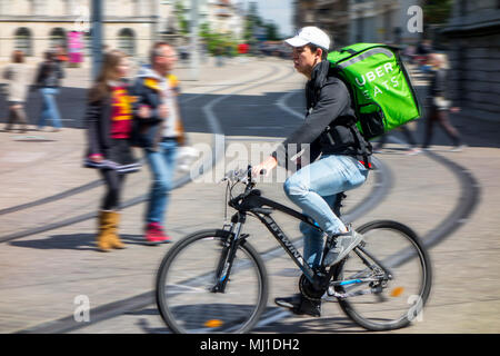 UberEATS/Uber ißt Mahlzeit online Bestellung und Lieferung Plattform, fahrradkurier Mahlzeiten liefern im Stadtzentrum Stockfoto