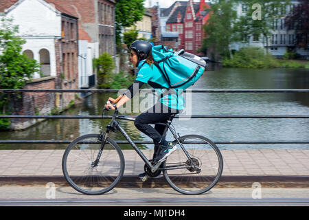 Fahrradkurier liefern Mahlzeiten im Zentrum von Gent, Belgien für Deliveroo, Britische online Food Delivery Company Stockfoto