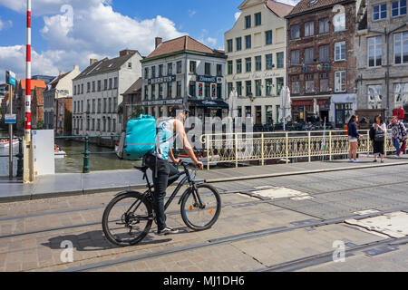 Fahrradkurier liefern Mahlzeiten im Zentrum von Gent, Belgien für Deliveroo, Britische online Food Delivery Company Stockfoto