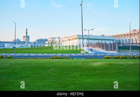 Der Blick auf Amiri Diwan Regierung komplex und Musheireb Moschee aus der Corniche, Doha, Qatar. Stockfoto