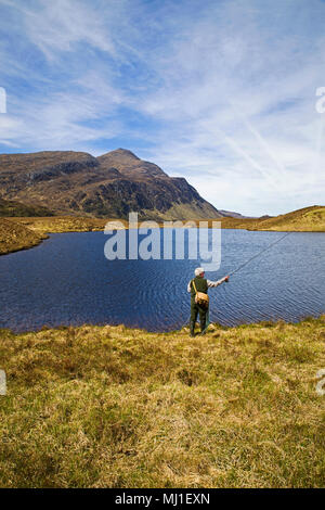 Angler Fliegenfischen für Bachforellen auf Hill Loch auf Reay Waldgebiet, Sutherland, Ben Stack in den Hintergrund, die schottischen Highlands, Schottland, Großbritannien Stockfoto