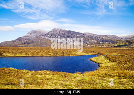 Blick auf Arkle über einem Hügel Loch auf der Reay Waldgebiet, in der Nähe der Achfary, sonnigen Tag, Sutherland, Scottish Highlands, Schottland Großbritannien Stockfoto