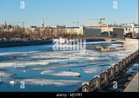 Moskau, Russland - 24 März, 2018. Schöne Sicht auf Luzhkov Brücke (die meisten) auf Winterzeit, Moskau, Russland Stockfoto