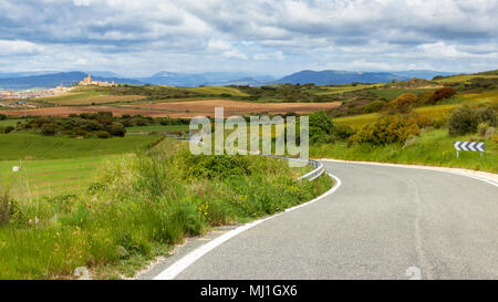 Malerische Straße, Artajona Stadt. Navarra, Spanien Stockfoto