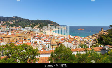 Blick auf den Strand der Stadt Tossa de Mar an der Costa Brava, Spanien Stockfoto