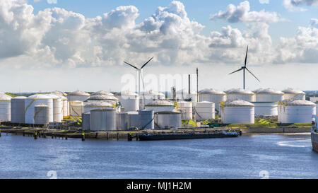 Große Port Terminal mit Öl Lagersilo Tanks. Stockfoto