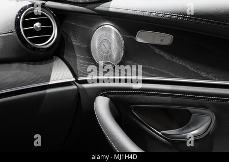 Genf, Schweiz - 7. MÄRZ 2018: Innenansicht des neuen Mercedes-Benz E 300 Diesel Hybrid Auto auf dem 88. Internationalen Automobilsalon in Genf. Stockfoto