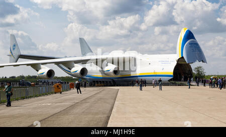 BERLIN, DEUTSCHLAND - Apr 27, 2018: Antonov An-225 Verkehrsmittel Flugzeug auf der ILA Berlin Air Show. Stockfoto