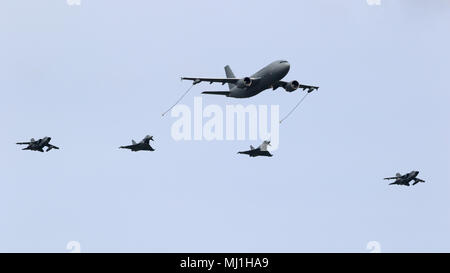 BERLIN - Apr 27, 2018: German Air Force Airbus A310 MRTT Flugzeug Luftbetankung zwei Eurofighter Typhoon Kampfjets und Tornado Jagdbomber dur Stockfoto