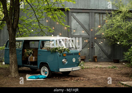 Hochzeit retro minivan im Park. Close-up. Stockfoto