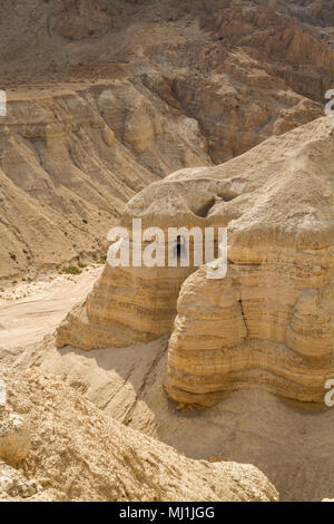 Qumran Höhlen in Qumran National Park, wo die Schriftrollen vom Toten Meer gefunden wurden Stockfoto