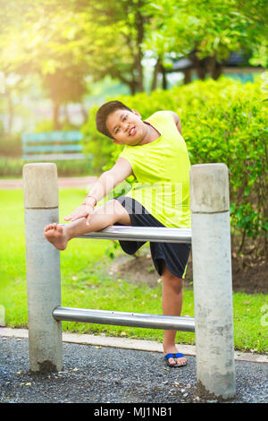 Asiatische sport junge Recken auf Eisen Bar im Garten Stockfoto