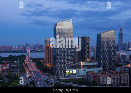 Wuhan, Provinz Hubei huangpu Osten und Stadt Bau bei Nacht Stockfoto