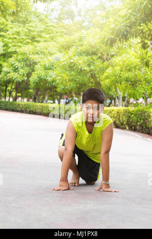 Junge asiatische Junge vorbereiten, laufen auf dem Weg in den Garten während des Tages selbst zu üben. Stockfoto