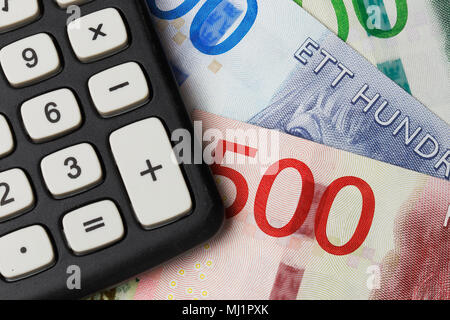 Nahaufnahme von einem Taschenrechner auf die schwedische Währung. Stockfoto