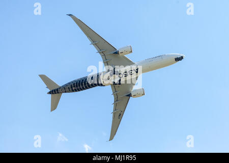 BERLIN/Deutschland - am 28. APRIL 2018: Airbus A350 XWB Flugzeug fliegt am Flughafen Berlin- Schönefeld. Der Airbus A350 XWB ist eine Familie von langfristigen, twin-e Stockfoto