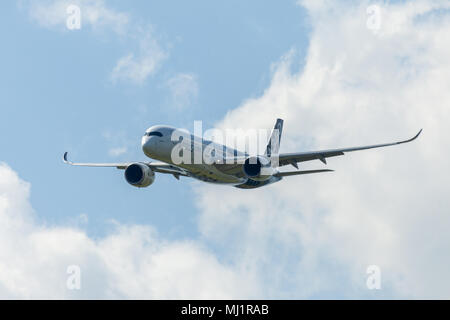BERLIN/Deutschland - am 28. APRIL 2018: Airbus A350 XWB Flugzeug fliegt am Flughafen Berlin- Schönefeld. Der Airbus A350 XWB ist eine Familie von langfristigen, twin-e Stockfoto