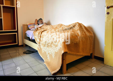 Schlaflose reifer Mann in seinem Schlafzimmer, Schlaflosigkeit Konzept Stockfoto