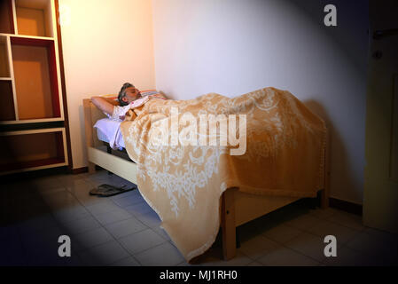 Schlaflose reifer Mann in seinem Schlafzimmer, Schlaflosigkeit Konzept Stockfoto