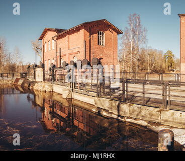 Finnland Mariehamn, Kuhalankoski Damm an der alten Spinnerei an einem Frühlingstag. Wasser ist von loimijoki Fluss Stockfoto