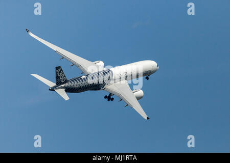 BERLIN/Deutschland - am 28. APRIL 2018: Airbus A350 XWB Flugzeug fliegt am Flughafen Berlin- Schönefeld. Der Airbus A350 XWB ist eine Familie von langfristigen, twin-e Stockfoto