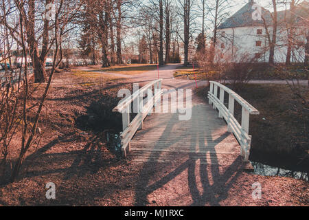 Finnland Turku, die kleine Brücke über den Graben auf Burg Turku an einem Frühlingsabend mit Sonne scheint Stockfoto